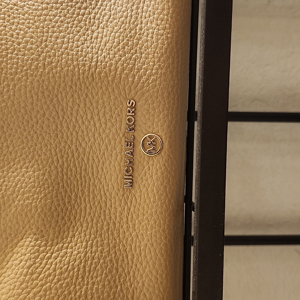 Michael Kors purse - Picture 2 of 7